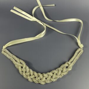 Hårpynt til brude og konfirmander – Smukke og elegante detaljer Gør din store dag uforglemmelig med vores eksklusive hårpynt til brude og konfirmander. Fra klassiske perlehårnåle til moderne blomsterkranse og gnistrende tiaraer – vi har det perfekte hårtilbehør til at fuldende dit look. Vores håndlavede designs skaber elegance og skønhed, der passer til enhver stil. Find din drømmehårpynt hos os og strål som aldrig før! Shop nu og gør din dag ekstra magisk.