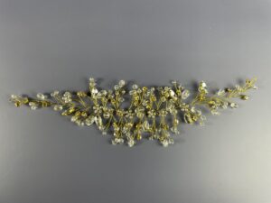 Hårpynt til brude og konfirmander – Smukke og elegante detaljer Gør din store dag uforglemmelig med vores eksklusive hårpynt til brude og konfirmander. Fra klassiske perlehårnåle til moderne blomsterkranse og gnistrende tiaraer – vi har det perfekte hårtilbehør til at fuldende dit look. Vores håndlavede designs skaber elegance og skønhed, der passer til enhver stil. Find din drømmehårpynt hos os og strål som aldrig før! Shop nu og gør din dag ekstra magisk.