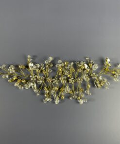 Hårpynt til brude og konfirmander – Smukke og elegante detaljer Gør din store dag uforglemmelig med vores eksklusive hårpynt til brude og konfirmander. Fra klassiske perlehårnåle til moderne blomsterkranse og gnistrende tiaraer – vi har det perfekte hårtilbehør til at fuldende dit look. Vores håndlavede designs skaber elegance og skønhed, der passer til enhver stil. Find din drømmehårpynt hos os og strål som aldrig før! Shop nu og gør din dag ekstra magisk.