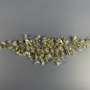 Hårpynt til brude og konfirmander – Smukke og elegante detaljer Gør din store dag uforglemmelig med vores eksklusive hårpynt til brude og konfirmander. Fra klassiske perlehårnåle til moderne blomsterkranse og gnistrende tiaraer – vi har det perfekte hårtilbehør til at fuldende dit look. Vores håndlavede designs skaber elegance og skønhed, der passer til enhver stil. Find din drømmehårpynt hos os og strål som aldrig før! Shop nu og gør din dag ekstra magisk.