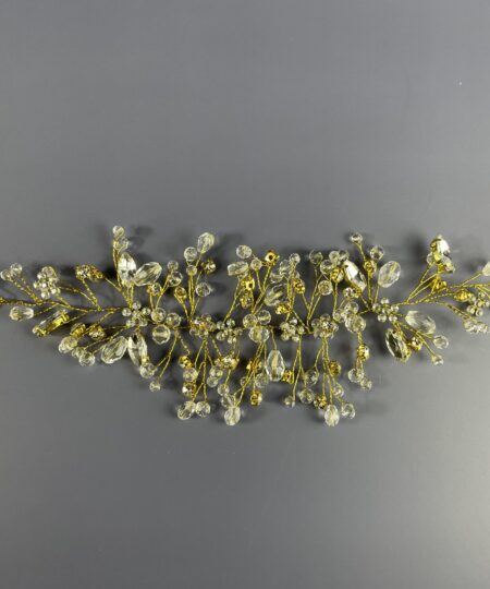 Hårpynt til brude og konfirmander – Smukke og elegante detaljer Gør din store dag uforglemmelig med vores eksklusive hårpynt til brude og konfirmander. Fra klassiske perlehårnåle til moderne blomsterkranse og gnistrende tiaraer – vi har det perfekte hårtilbehør til at fuldende dit look. Vores håndlavede designs skaber elegance og skønhed, der passer til enhver stil. Find din drømmehårpynt hos os og strål som aldrig før! Shop nu og gør din dag ekstra magisk.