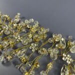 Hårpynt til brude og konfirmander – Smukke og elegante detaljer Gør din store dag uforglemmelig med vores eksklusive hårpynt til brude og konfirmander. Fra klassiske perlehårnåle til moderne blomsterkranse og gnistrende tiaraer – vi har det perfekte hårtilbehør til at fuldende dit look. Vores håndlavede designs skaber elegance og skønhed, der passer til enhver stil. Find din drømmehårpynt hos os og strål som aldrig før! Shop nu og gør din dag ekstra magisk.