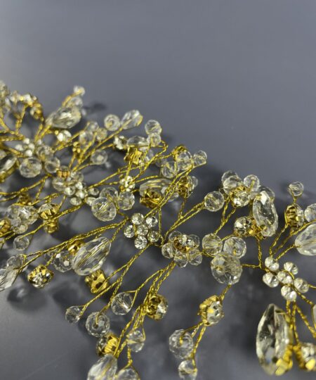 Hårpynt til brude og konfirmander – Smukke og elegante detaljer Gør din store dag uforglemmelig med vores eksklusive hårpynt til brude og konfirmander. Fra klassiske perlehårnåle til moderne blomsterkranse og gnistrende tiaraer – vi har det perfekte hårtilbehør til at fuldende dit look. Vores håndlavede designs skaber elegance og skønhed, der passer til enhver stil. Find din drømmehårpynt hos os og strål som aldrig før! Shop nu og gør din dag ekstra magisk.