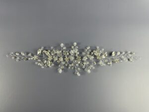 Hårpynt til brude og konfirmander – Smukke og elegante detaljer Gør din store dag uforglemmelig med vores eksklusive hårpynt til brude og konfirmander. Fra klassiske perlehårnåle til moderne blomsterkranse og gnistrende tiaraer – vi har det perfekte hårtilbehør til at fuldende dit look. Vores håndlavede designs skaber elegance og skønhed, der passer til enhver stil. Find din drømmehårpynt hos os og strål som aldrig før! Shop nu og gør din dag ekstra magisk.