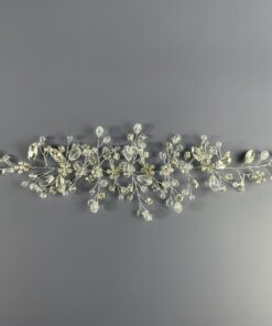 Hårpynt til brude og konfirmander – Smukke og elegante detaljer Gør din store dag uforglemmelig med vores eksklusive hårpynt til brude og konfirmander. Fra klassiske perlehårnåle til moderne blomsterkranse og gnistrende tiaraer – vi har det perfekte hårtilbehør til at fuldende dit look. Vores håndlavede designs skaber elegance og skønhed, der passer til enhver stil. Find din drømmehårpynt hos os og strål som aldrig før! Shop nu og gør din dag ekstra magisk.