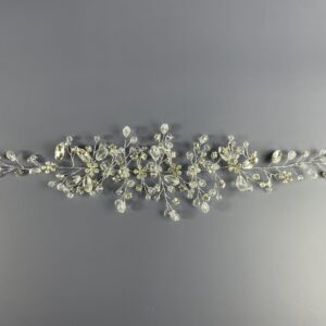 Hårpynt til brude og konfirmander – Smukke og elegante detaljer Gør din store dag uforglemmelig med vores eksklusive hårpynt til brude og konfirmander. Fra klassiske perlehårnåle til moderne blomsterkranse og gnistrende tiaraer – vi har det perfekte hårtilbehør til at fuldende dit look. Vores håndlavede designs skaber elegance og skønhed, der passer til enhver stil. Find din drømmehårpynt hos os og strål som aldrig før! Shop nu og gør din dag ekstra magisk.