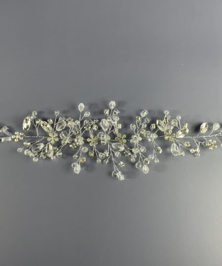 Hårpynt til brude og konfirmander – Smukke og elegante detaljer Gør din store dag uforglemmelig med vores eksklusive hårpynt til brude og konfirmander. Fra klassiske perlehårnåle til moderne blomsterkranse og gnistrende tiaraer – vi har det perfekte hårtilbehør til at fuldende dit look. Vores håndlavede designs skaber elegance og skønhed, der passer til enhver stil. Find din drømmehårpynt hos os og strål som aldrig før! Shop nu og gør din dag ekstra magisk.