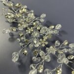 Hårpynt til brude og konfirmander – Smukke og elegante detaljer Gør din store dag uforglemmelig med vores eksklusive hårpynt til brude og konfirmander. Fra klassiske perlehårnåle til moderne blomsterkranse og gnistrende tiaraer – vi har det perfekte hårtilbehør til at fuldende dit look. Vores håndlavede designs skaber elegance og skønhed, der passer til enhver stil. Find din drømmehårpynt hos os og strål som aldrig før! Shop nu og gør din dag ekstra magisk.