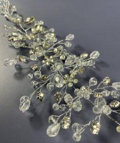 Hårpynt til brude og konfirmander – Smukke og elegante detaljer Gør din store dag uforglemmelig med vores eksklusive hårpynt til brude og konfirmander. Fra klassiske perlehårnåle til moderne blomsterkranse og gnistrende tiaraer – vi har det perfekte hårtilbehør til at fuldende dit look. Vores håndlavede designs skaber elegance og skønhed, der passer til enhver stil. Find din drømmehårpynt hos os og strål som aldrig før! Shop nu og gør din dag ekstra magisk.