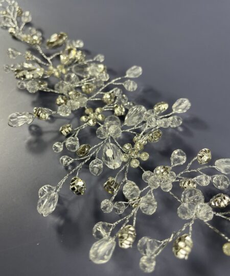 Hårpynt til brude og konfirmander – Smukke og elegante detaljer Gør din store dag uforglemmelig med vores eksklusive hårpynt til brude og konfirmander. Fra klassiske perlehårnåle til moderne blomsterkranse og gnistrende tiaraer – vi har det perfekte hårtilbehør til at fuldende dit look. Vores håndlavede designs skaber elegance og skønhed, der passer til enhver stil. Find din drømmehårpynt hos os og strål som aldrig før! Shop nu og gør din dag ekstra magisk.