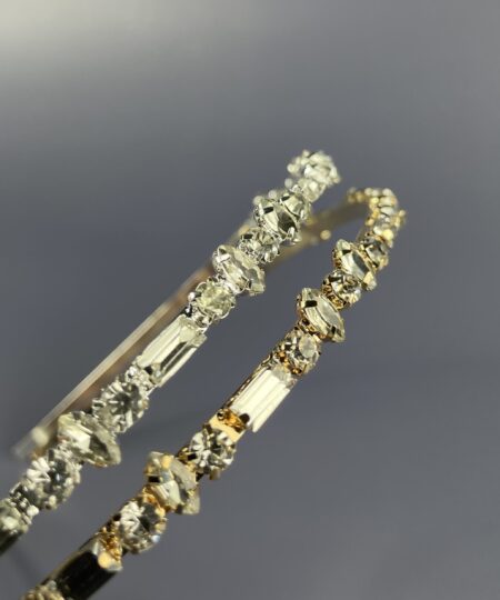 Hårpynt til brude og konfirmander – Smukke og elegante detaljer Gør din store dag uforglemmelig med vores eksklusive hårpynt til brude og konfirmander. Fra klassiske perlehårnåle til moderne blomsterkranse og gnistrende tiaraer – vi har det perfekte hårtilbehør til at fuldende dit look. Vores håndlavede designs skaber elegance og skønhed, der passer til enhver stil. Find din drømmehårpynt hos os og strål som aldrig før! Shop nu og gør din dag ekstra magisk.