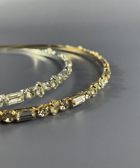 Hårpynt til brude og konfirmander – Smukke og elegante detaljer Gør din store dag uforglemmelig med vores eksklusive hårpynt til brude og konfirmander. Fra klassiske perlehårnåle til moderne blomsterkranse og gnistrende tiaraer – vi har det perfekte hårtilbehør til at fuldende dit look. Vores håndlavede designs skaber elegance og skønhed, der passer til enhver stil. Find din drømmehårpynt hos os og strål som aldrig før! Shop nu og gør din dag ekstra magisk.