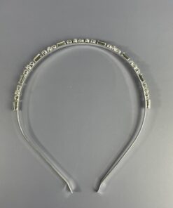 Hårpynt til brude og konfirmander – Smukke og elegante detaljer Gør din store dag uforglemmelig med vores eksklusive hårpynt til brude og konfirmander. Fra klassiske perlehårnåle til moderne blomsterkranse og gnistrende tiaraer – vi har det perfekte hårtilbehør til at fuldende dit look. Vores håndlavede designs skaber elegance og skønhed, der passer til enhver stil. Find din drømmehårpynt hos os og strål som aldrig før! Shop nu og gør din dag ekstra magisk.