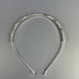 Hårpynt til brude og konfirmander – Smukke og elegante detaljer Gør din store dag uforglemmelig med vores eksklusive hårpynt til brude og konfirmander. Fra klassiske perlehårnåle til moderne blomsterkranse og gnistrende tiaraer – vi har det perfekte hårtilbehør til at fuldende dit look. Vores håndlavede designs skaber elegance og skønhed, der passer til enhver stil. Find din drømmehårpynt hos os og strål som aldrig før! Shop nu og gør din dag ekstra magisk.