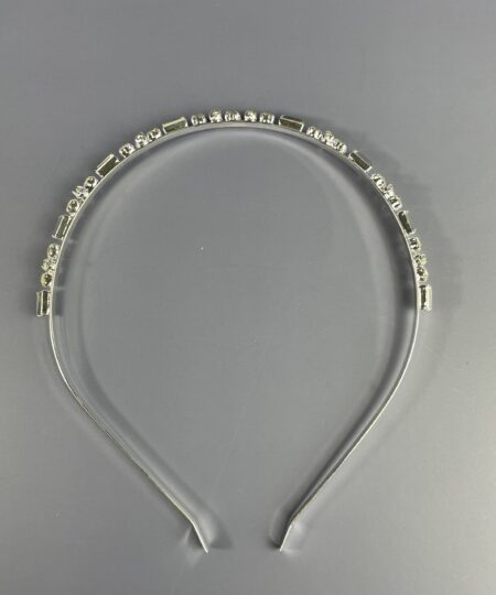 Hårpynt til brude og konfirmander – Smukke og elegante detaljer Gør din store dag uforglemmelig med vores eksklusive hårpynt til brude og konfirmander. Fra klassiske perlehårnåle til moderne blomsterkranse og gnistrende tiaraer – vi har det perfekte hårtilbehør til at fuldende dit look. Vores håndlavede designs skaber elegance og skønhed, der passer til enhver stil. Find din drømmehårpynt hos os og strål som aldrig før! Shop nu og gør din dag ekstra magisk.