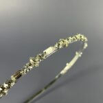 Hårpynt til brude og konfirmander – Smukke og elegante detaljer Gør din store dag uforglemmelig med vores eksklusive hårpynt til brude og konfirmander. Fra klassiske perlehårnåle til moderne blomsterkranse og gnistrende tiaraer – vi har det perfekte hårtilbehør til at fuldende dit look. Vores håndlavede designs skaber elegance og skønhed, der passer til enhver stil. Find din drømmehårpynt hos os og strål som aldrig før! Shop nu og gør din dag ekstra magisk.