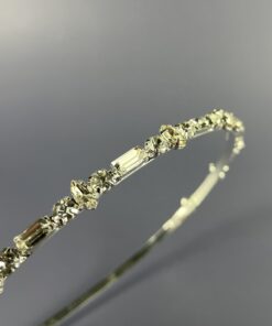 Hårpynt til brude og konfirmander – Smukke og elegante detaljer Gør din store dag uforglemmelig med vores eksklusive hårpynt til brude og konfirmander. Fra klassiske perlehårnåle til moderne blomsterkranse og gnistrende tiaraer – vi har det perfekte hårtilbehør til at fuldende dit look. Vores håndlavede designs skaber elegance og skønhed, der passer til enhver stil. Find din drømmehårpynt hos os og strål som aldrig før! Shop nu og gør din dag ekstra magisk.