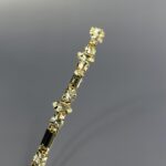Hårpynt til brude og konfirmander – Smukke og elegante detaljer Gør din store dag uforglemmelig med vores eksklusive hårpynt til brude og konfirmander. Fra klassiske perlehårnåle til moderne blomsterkranse og gnistrende tiaraer – vi har det perfekte hårtilbehør til at fuldende dit look. Vores håndlavede designs skaber elegance og skønhed, der passer til enhver stil. Find din drømmehårpynt hos os og strål som aldrig før! Shop nu og gør din dag ekstra magisk.