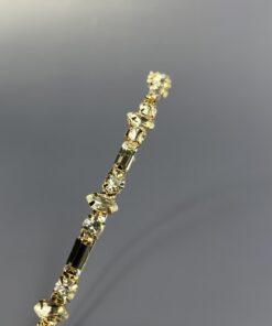 Hårpynt til brude og konfirmander – Smukke og elegante detaljer Gør din store dag uforglemmelig med vores eksklusive hårpynt til brude og konfirmander. Fra klassiske perlehårnåle til moderne blomsterkranse og gnistrende tiaraer – vi har det perfekte hårtilbehør til at fuldende dit look. Vores håndlavede designs skaber elegance og skønhed, der passer til enhver stil. Find din drømmehårpynt hos os og strål som aldrig før! Shop nu og gør din dag ekstra magisk.