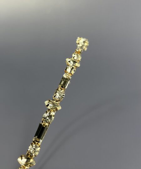 Hårpynt til brude og konfirmander – Smukke og elegante detaljer Gør din store dag uforglemmelig med vores eksklusive hårpynt til brude og konfirmander. Fra klassiske perlehårnåle til moderne blomsterkranse og gnistrende tiaraer – vi har det perfekte hårtilbehør til at fuldende dit look. Vores håndlavede designs skaber elegance og skønhed, der passer til enhver stil. Find din drømmehårpynt hos os og strål som aldrig før! Shop nu og gør din dag ekstra magisk.