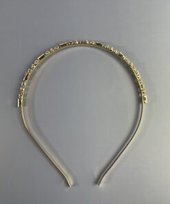 Hårpynt til brude og konfirmander – Smukke og elegante detaljer Gør din store dag uforglemmelig med vores eksklusive hårpynt til brude og konfirmander. Fra klassiske perlehårnåle til moderne blomsterkranse og gnistrende tiaraer – vi har det perfekte hårtilbehør til at fuldende dit look. Vores håndlavede designs skaber elegance og skønhed, der passer til enhver stil. Find din drømmehårpynt hos os og strål som aldrig før! Shop nu og gør din dag ekstra magisk.