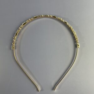 Hårpynt til brude og konfirmander – Smukke og elegante detaljer Gør din store dag uforglemmelig med vores eksklusive hårpynt til brude og konfirmander. Fra klassiske perlehårnåle til moderne blomsterkranse og gnistrende tiaraer – vi har det perfekte hårtilbehør til at fuldende dit look. Vores håndlavede designs skaber elegance og skønhed, der passer til enhver stil. Find din drømmehårpynt hos os og strål som aldrig før! Shop nu og gør din dag ekstra magisk.