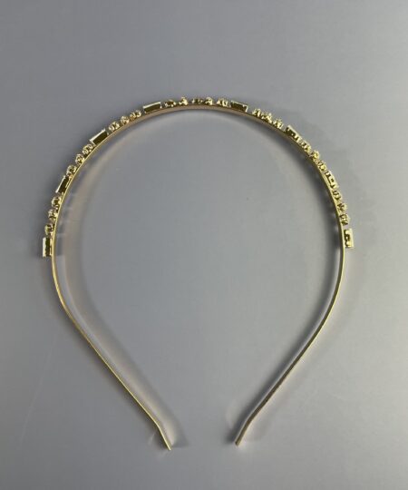 Hårpynt til brude og konfirmander – Smukke og elegante detaljer Gør din store dag uforglemmelig med vores eksklusive hårpynt til brude og konfirmander. Fra klassiske perlehårnåle til moderne blomsterkranse og gnistrende tiaraer – vi har det perfekte hårtilbehør til at fuldende dit look. Vores håndlavede designs skaber elegance og skønhed, der passer til enhver stil. Find din drømmehårpynt hos os og strål som aldrig før! Shop nu og gør din dag ekstra magisk.