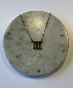 Denne halskæde med engletal 111 er mere end bare et smykke – det er en personlig påmindelse om, at du er på rette vej. Bær den som et dagligt symbol på tillid, håb og fremdrift.