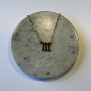 Denne halskæde med engletal 111 er mere end bare et smykke – det er en personlig påmindelse om, at du er på rette vej. Bær den som et dagligt symbol på tillid, håb og fremdrift.