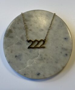 Halskæde med engletal 222 i guld eller sølv. Symbol på balance, harmoni og tillid til universet. Spirituelt smykke i 45 cm længde.