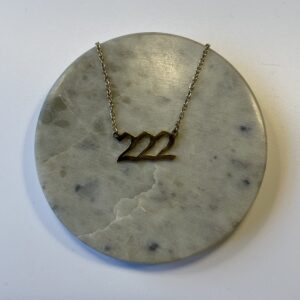 Halskæde med engletal 222 i guld eller sølv. Symbol på balance, harmoni og tillid til universet. Spirituelt smykke i 45 cm længde.