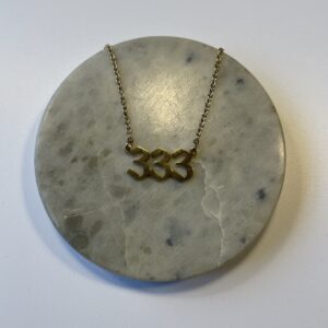 Halskæde med engletal 333 i guld eller sølv. Symbol på vækst, støtte og kreativitet. Spirituelt smykke i 45 cm længde med smukt, enkelt design.