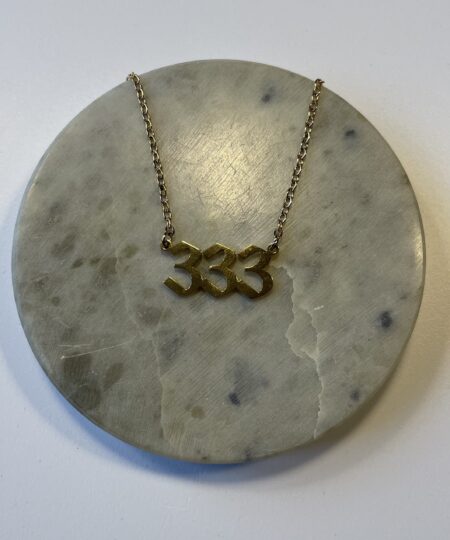 Halskæde med engletal 333 i guld eller sølv. Symbol på vækst, støtte og kreativitet. Spirituelt smykke i 45 cm længde med smukt, enkelt design.