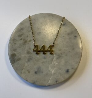 Halskæde med engletal 444 – symbol på beskyttelse, styrke og støtte. Fås i guld og sølv. Spirituelt smykke i 45 cm længde. Enkelt og meningsfuldt.