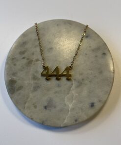 Halskæde med engletal 444 – symbol på beskyttelse, styrke og støtte. Fås i guld og sølv. Spirituelt smykke i 45 cm længde. Enkelt og meningsfuldt.