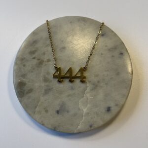 Halskæde med engletal 444 – symbol på beskyttelse, styrke og støtte. Fås i guld og sølv. Spirituelt smykke i 45 cm længde. Enkelt og meningsfuldt.