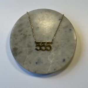 Halskæde med engletal 555 – symbol på forandring og nye begyndelser. Spirituelt smykke i 45 cm længde. Fås i både guld og sølv finish.