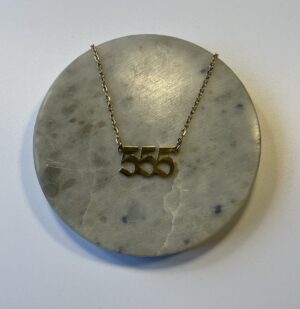 Halskæde med engletal 555 – symbol på forandring og nye begyndelser. Spirituelt smykke i 45 cm længde. Fås i både guld og sølv finish.