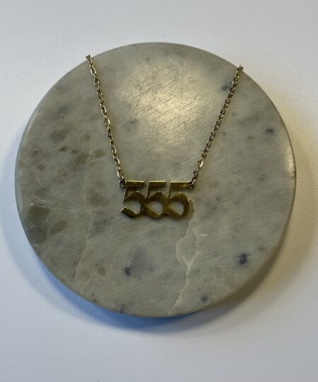 Halskæde med engletal 555 – symbol på forandring og nye begyndelser. Spirituelt smykke i 45 cm længde. Fås i både guld og sølv finish.