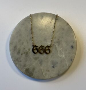 Halskæde med engletal 666 – et symbol på balance, selvkærlighed og grounding. Spirituelt smykke i 45 cm længde. Fås i guld og sølv.