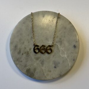 Halskæde med engletal 666 – et symbol på balance, selvkærlighed og grounding. Spirituelt smykke i 45 cm længde. Fås i guld og sølv.