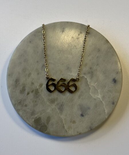 Halskæde med engletal 666 – et symbol på balance, selvkærlighed og grounding. Spirituelt smykke i 45 cm længde. Fås i guld og sølv.