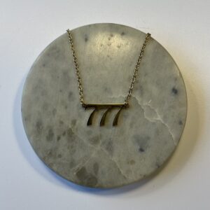 Halskæde med engletal 777 – symbol på held, spirituel opvågning og dyb intuition. Fås i guld eller sølv. Elegant 45 cm smykke med mening.