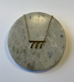 Halskæde med engletal 777 – symbol på held, spirituel opvågning og dyb intuition. Fås i guld eller sølv. Elegant 45 cm smykke med mening.