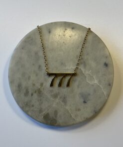 Halskæde med engletal 777 – symbol på held, spirituel opvågning og dyb intuition. Fås i guld eller sølv. Elegant 45 cm smykke med mening.