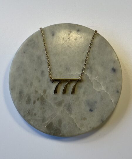 Halskæde med engletal 777 – symbol på held, spirituel opvågning og dyb intuition. Fås i guld eller sølv. Elegant 45 cm smykke med mening.