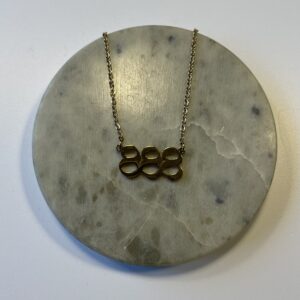 Halskæde med engletal 888 – symbol på overflod, flow og balance. Spirituelt smykke i 45 cm længde. Fås i både guld og sølv finish.