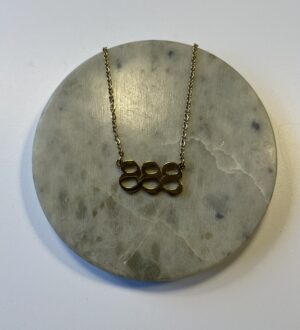 Halskæde med engletal 888 – symbol på overflod, flow og balance. Spirituelt smykke i 45 cm længde. Fås i både guld og sølv finish.