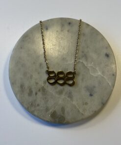 Halskæde med engletal 888 – symbol på overflod, flow og balance. Spirituelt smykke i 45 cm længde. Fås i både guld og sølv finish.