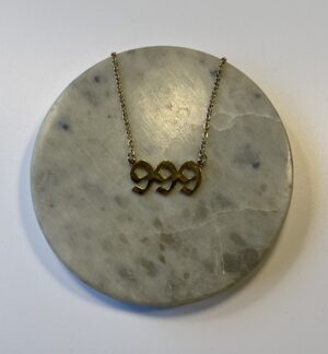 Halskæde med engletal 999 – symbol på afslutning, transformation og spirituel fuldendelse. Fås i guld og sølv. 45 cm med dyb mening og styrke.